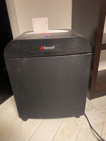 745561-4 2 shredders - Rexel and Staples