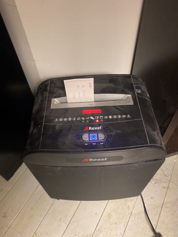 745561-5 2 shredders - Rexel and Staples