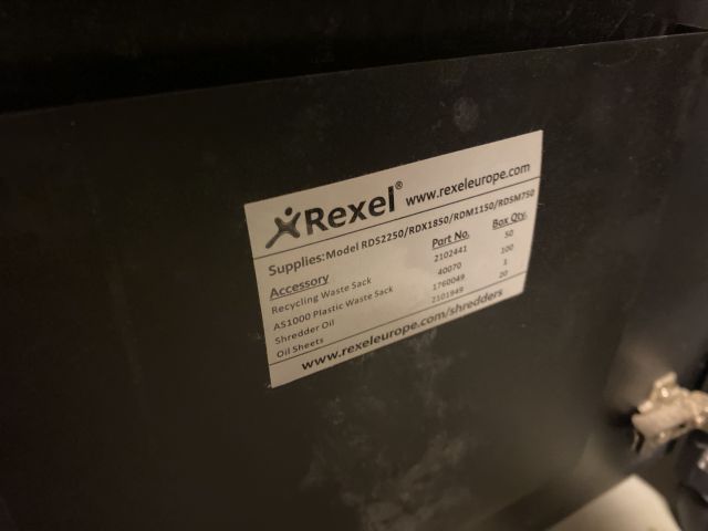 745561-7 2 shredders - Rexel and Staples