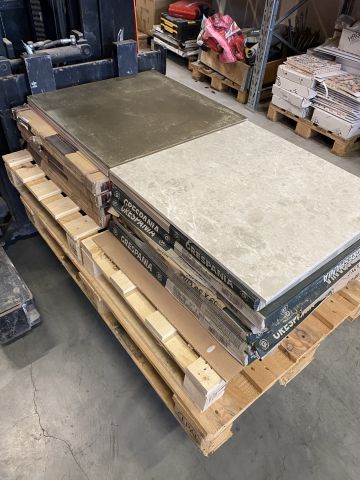 779849-18 Lot for bathroom - i.a. tiles, WC, Miller Bath products etc. [New and demo products]