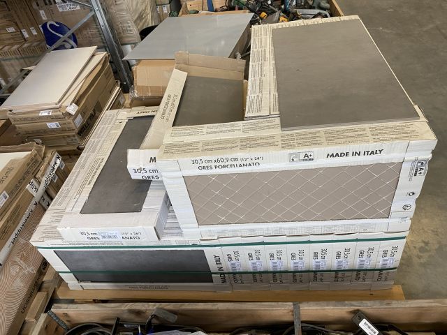 779849-21 Lot for bathroom - i.a. tiles, WC, Miller Bath products etc. [New and demo products]