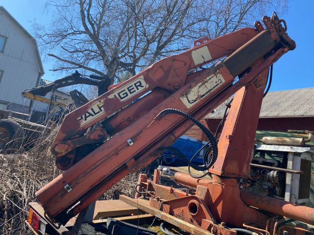 776321-4 Volvo tgb with palfinger crane separate engine perkins diesel