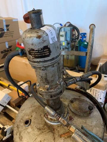 702110-3 Pneumatic grease pump with trolley