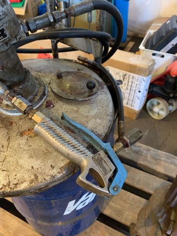 702110-4 Pneumatic grease pump with trolley