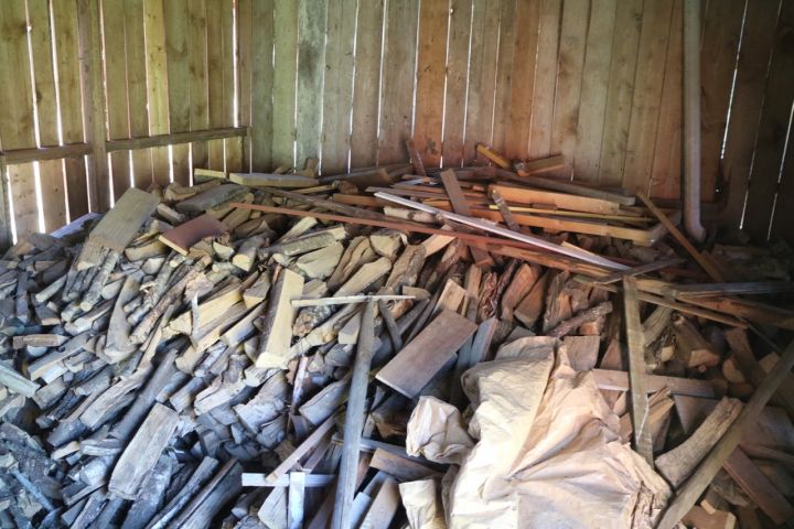 735661-7 Everything in the woodshed