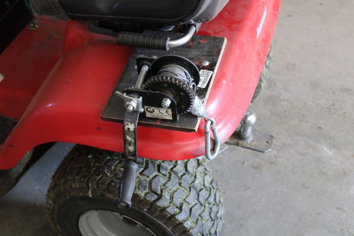 719635-7 Riding lawn mower - Jonsered LT14 automatic