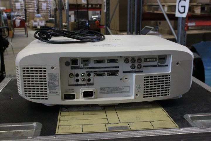 625310-4 Panasonic PT EZ770, projector 6500 Ansi, used sparingly