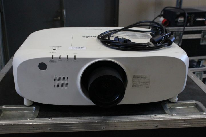 625310-2 Panasonic PT EZ770, projector 6500 Ansi, used sparingly