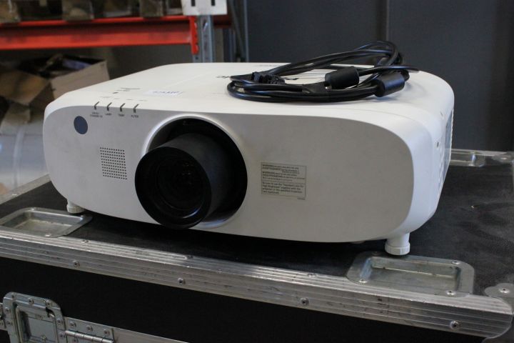 625310-1 Panasonic PT EZ770, projector 6500 Ansi, used sparingly