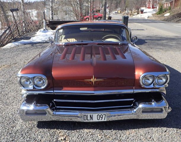 689177-2 Oldsmobile 88 -1958 & husvagn