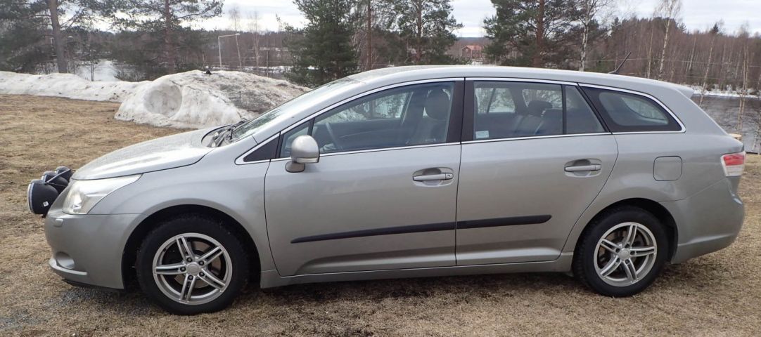 689198-2 TOYOTA AVENSIS Kombi 2010