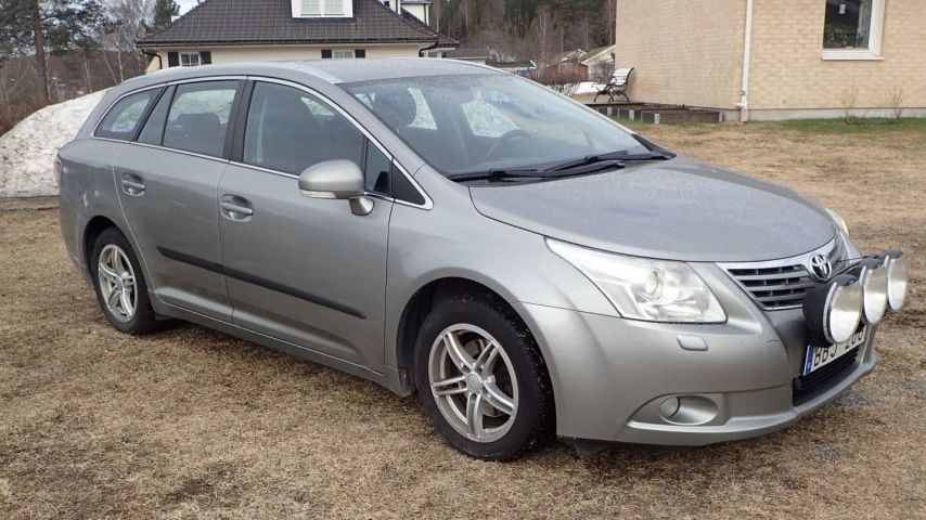 689198-7 TOYOTA AVENSIS Kombi 2010