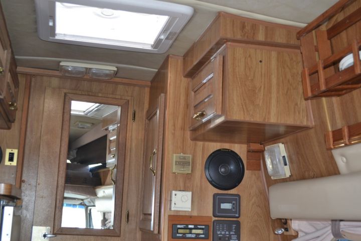 781796-17 FORD CS250 COACH TRAVEL V8, 1989