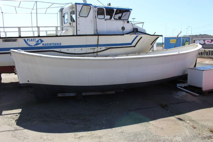 784101-2 Old lifeboat with engine, intended for 50 people (Volvo Penta 3-cyl) (repair object)