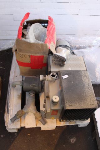 780828-2 (Skickas tillbaka till Odenfönster) Vakuumpump Rietschle Druvac VTA 100 -2003, 24 st vaccumkoppar