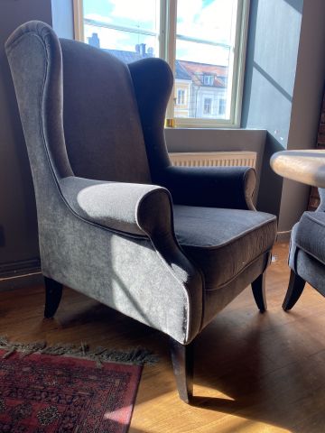 744795-4 Ear flap armchairs, 2 pcs with table