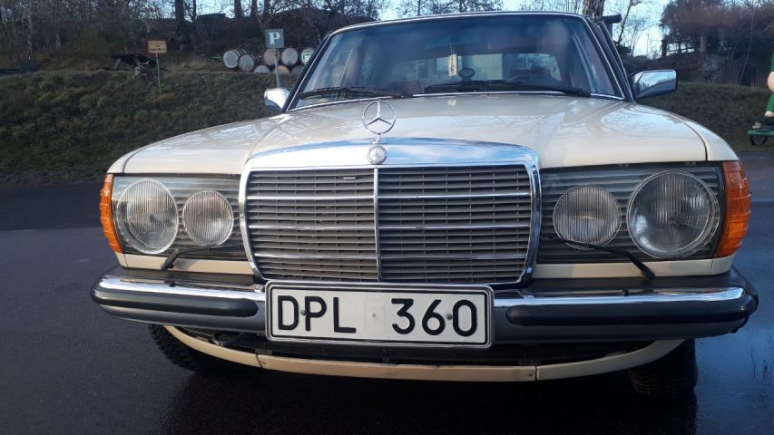 769795-5 Mercedes-Benz 200 -1982
