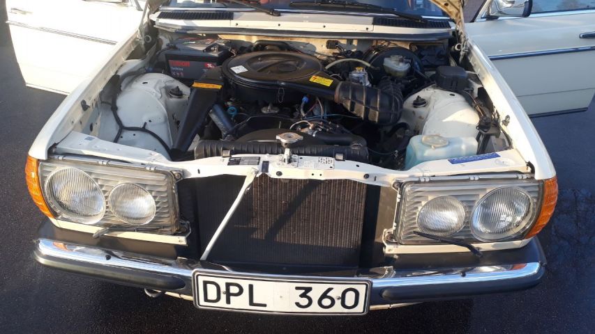 769795-9 Mercedes-Benz 200 -1982