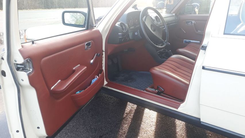 769795-12 Mercedes-Benz 200 -1982