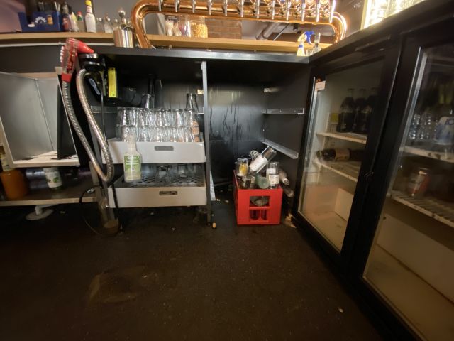 744841-16 Bar counter at an angle of approx. 407x250 cm - as well as back bar shelves and accessories