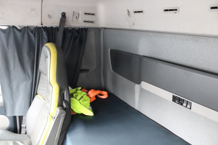 759014-32 Volvo FH12 460 Euro 3 -03 (374394km)