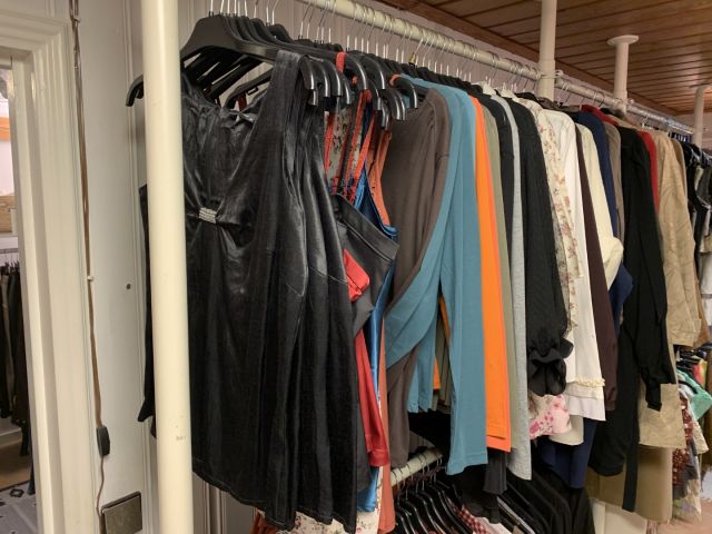 711680-6 Women's clothing store over 1000 garments Greenhouse and Capri
