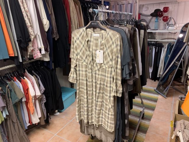 711680-8 Women's clothing store over 1000 garments Greenhouse and Capri