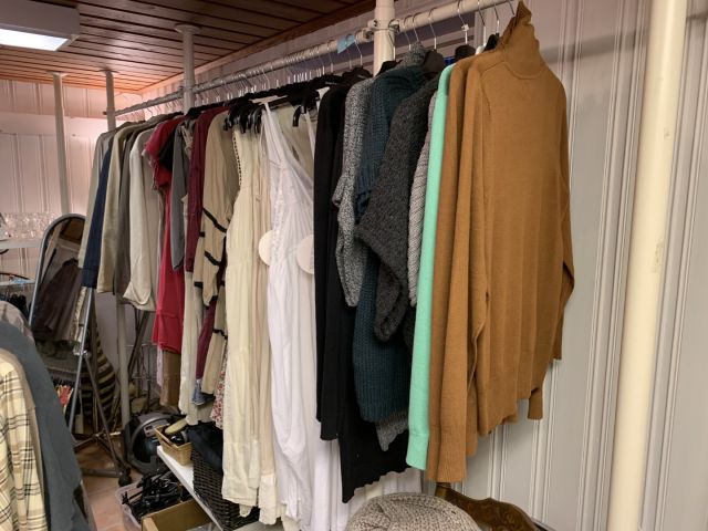 711680-9 Women's clothing store over 1000 garments Greenhouse and Capri