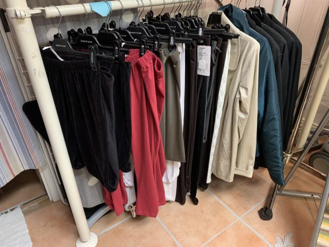 711680-10 Women's clothing store over 1000 garments Greenhouse and Capri