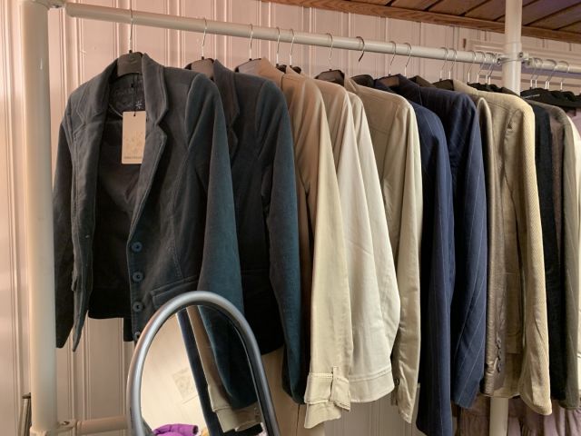 711680-11 Women's clothing store over 1000 garments Greenhouse and Capri