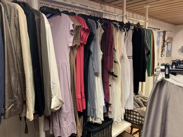 711680-12 Women's clothing store over 1000 garments Greenhouse and Capri