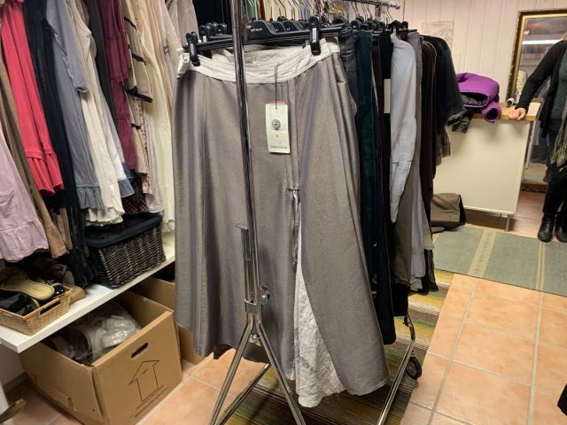 711680-13 Women's clothing store over 1000 garments Greenhouse and Capri