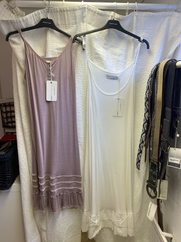711680-20 Women's clothing store over 1000 garments Greenhouse and Capri