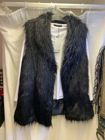 711680-23 Women's clothing store over 1000 garments Greenhouse and Capri