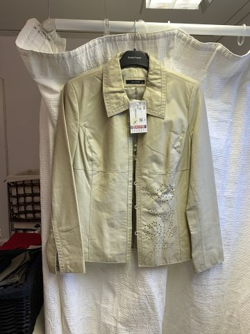 711680-25 Women's clothing store over 1000 garments Greenhouse and Capri