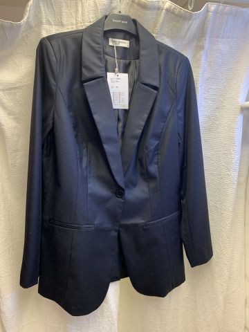 711680-32 Women's clothing store over 1000 garments Greenhouse and Capri