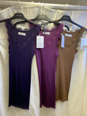 711680-33 Women's clothing store over 1000 garments Greenhouse and Capri