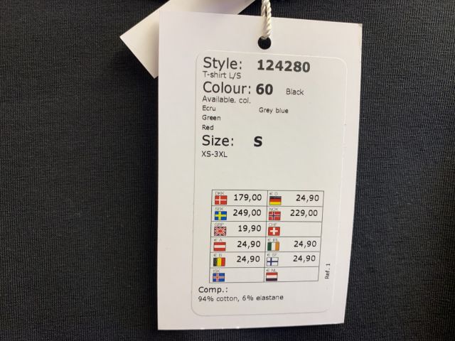 711680-39 Women's clothing store over 1000 garments Greenhouse and Capri