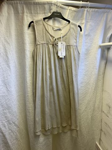 711680-53 Women's clothing store over 1000 garments Greenhouse and Capri