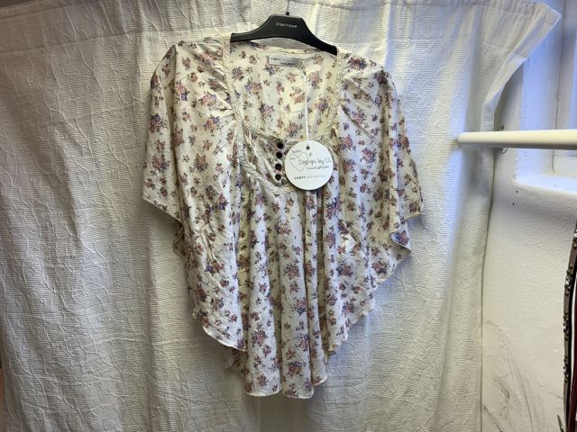 711680-64 Women's clothing store over 1000 garments Greenhouse and Capri