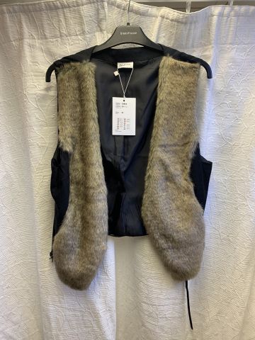 711680-71 Women's clothing store over 1000 garments Greenhouse and Capri