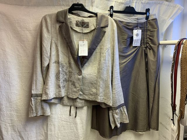 711680-81 Women's clothing store over 1000 garments Greenhouse and Capri