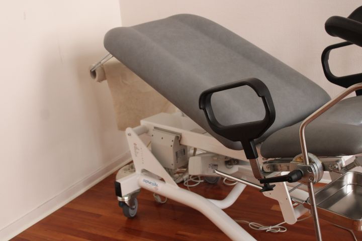 718790-4 Elektrisk gynstol med lampa m.m. Sonesta
