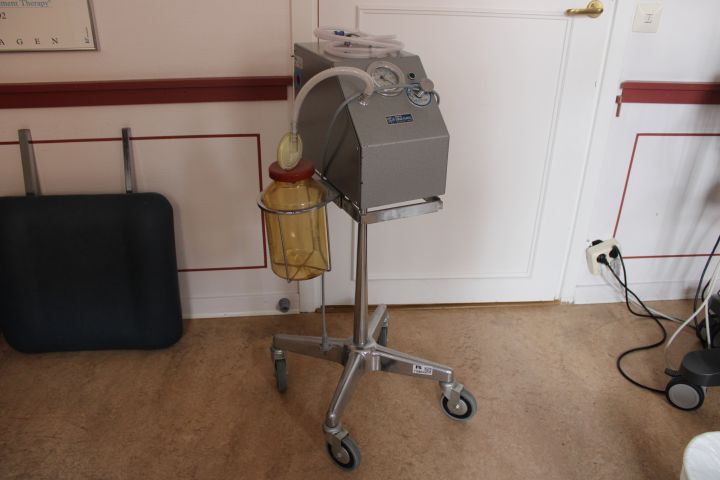 718803-1 Electric suction pump, older model