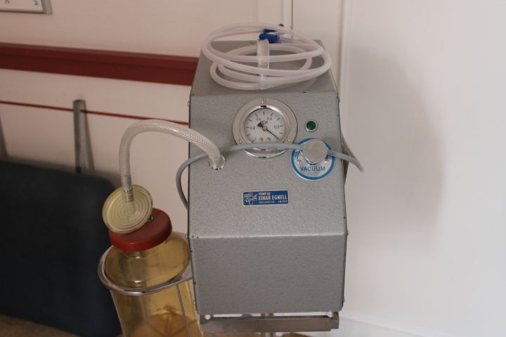 718803-4 Electric suction pump, older model