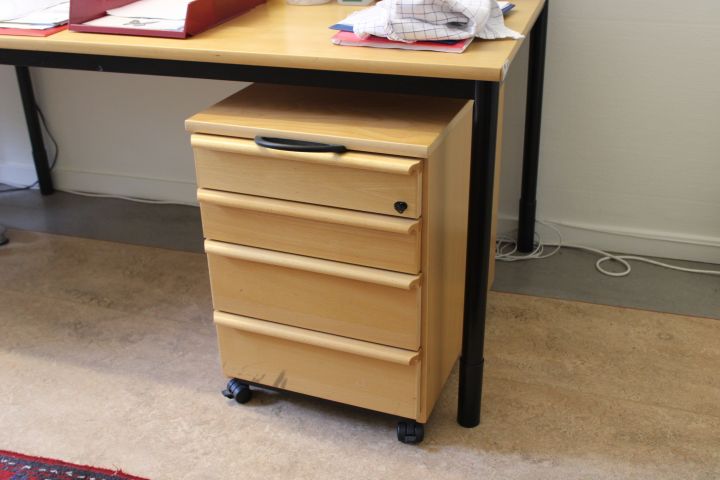 718811-3 Raise and lower desk and drawer