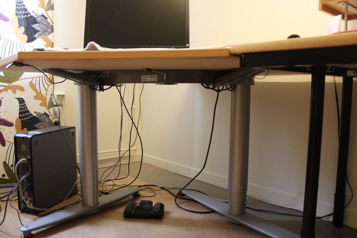 718811-4 Raise and lower desk and drawer