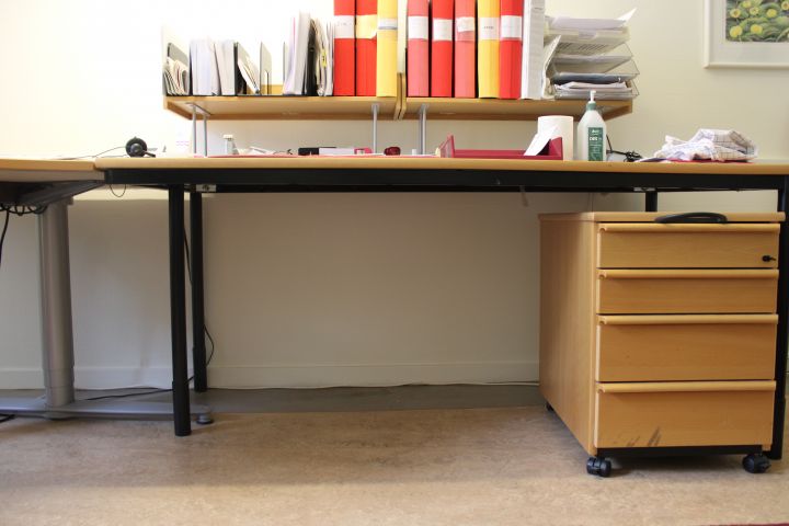 718811-5 Raise and lower desk and drawer