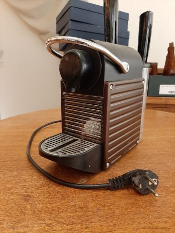 746738-1 Nespresso capsule machine C60