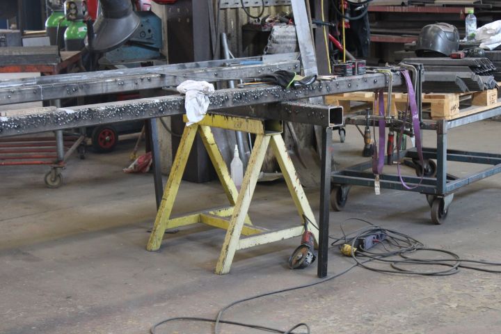 718986-4 Welding stand on trestles